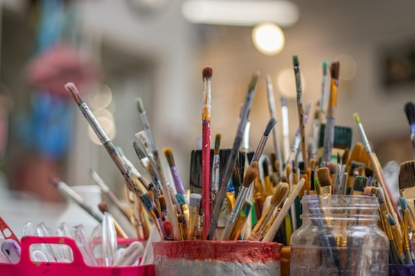 Atelier création, visuel représentant des verres avec des pinceaux à l'intérieur