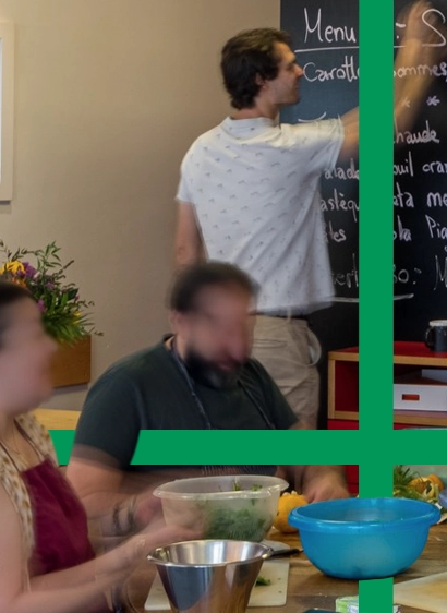 Visuel représentant des personnes préparent le repas du midi autour d'une table