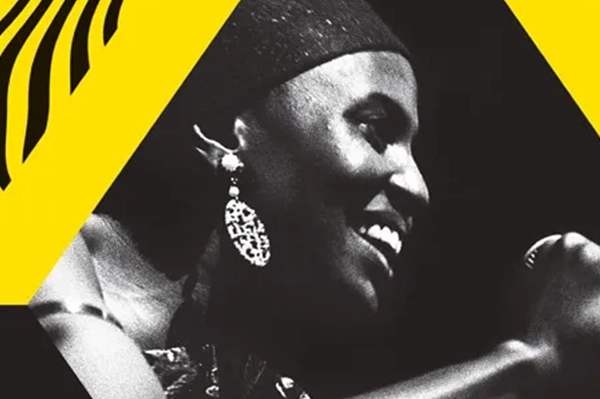 Chanteuse qui tient un micro dans les mains; photographie en noir et blanc