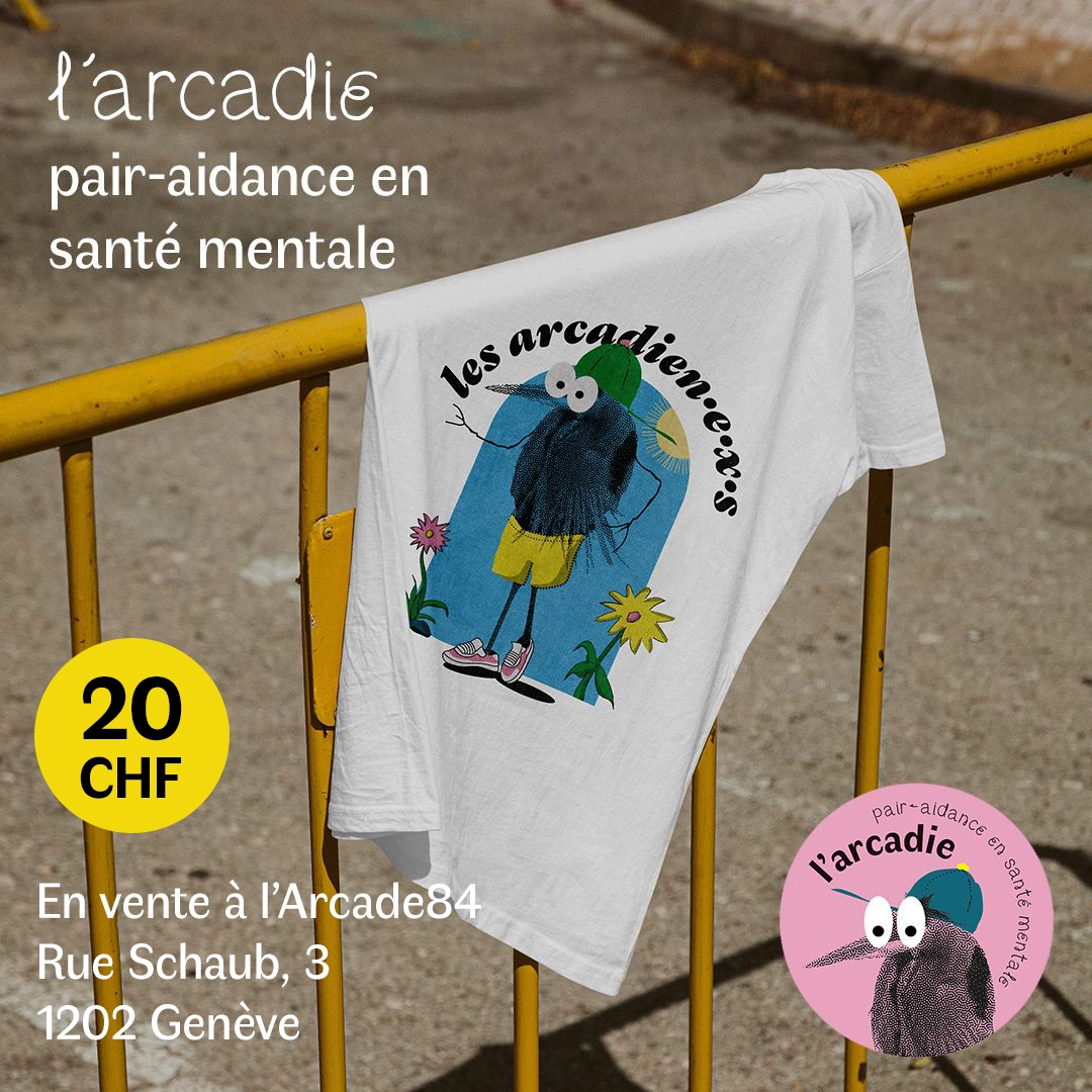 Tee-shirt de l'Arcadie posé sur une barrière jaune