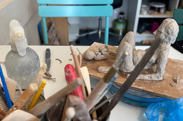 Sculpture avec au premier plan des outils