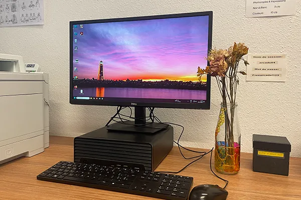 Ordinateur de bureau avec un vase et des fleurs sèches