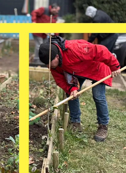 Homme avec une veste rouge qui jardine
