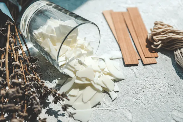 Verre couché sur un plan de travail avec des copeaux de cire