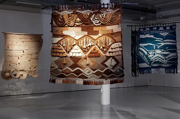 Tapis tissés par l’artiste Angélica Serech au Musée de la Croix rouge et du Crossant rouge de Genève