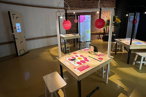 salle exposition avec stands