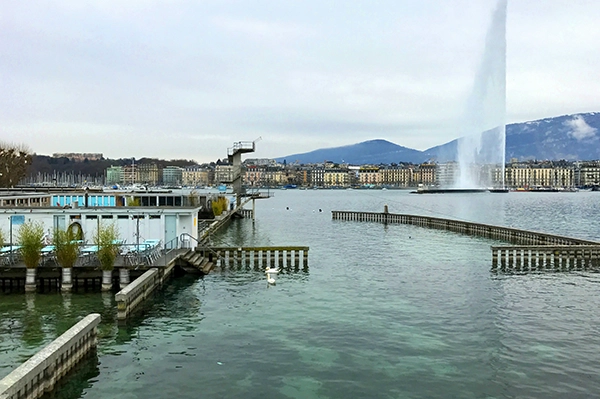 Bain des Paquis et jet d’eau