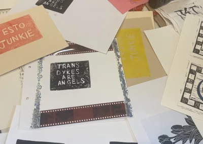 Linogravures posées sur une table