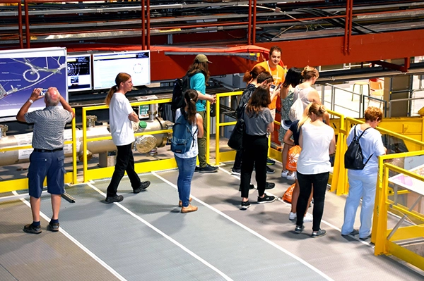 Personnes lors d’une visite guidée au CERN